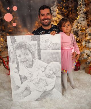 Ko umetnost sreča resničnost. ✨ Končana pikčasta slika dveh otrok, poleg nje stojita oče in hči. Osebno, ganljivo in...