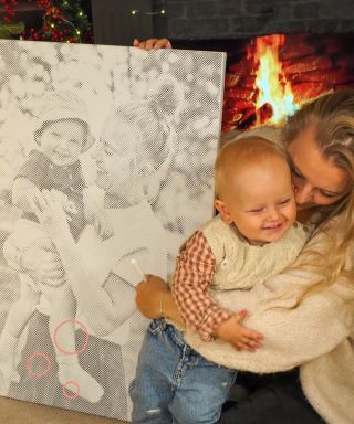 Božični trenutki polni miru. ✨ Mama in hči pikčata svojo božično sliko ob drevesu. Preprosto ustvarjanje, ki povezuje in...