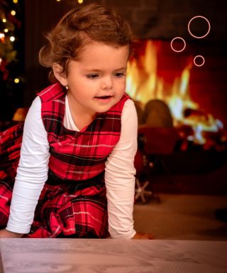 Čarobnost pikčastega slikanja skozi oči otroka. ✨ Deklica odkriva svojo pikčasto sliko. Preprosto, veselo ustvarjanje –...